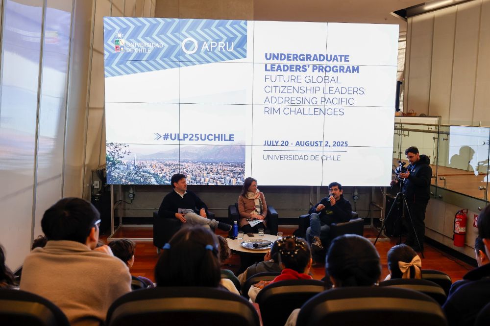 Los participantes de APRU Undergraduate Leaders’ Program 2025 dialogaron y compartieron ideas acerca del combate del cambio climático y los desafíos para contrarrestar el daño ambiental creado por el humano. 